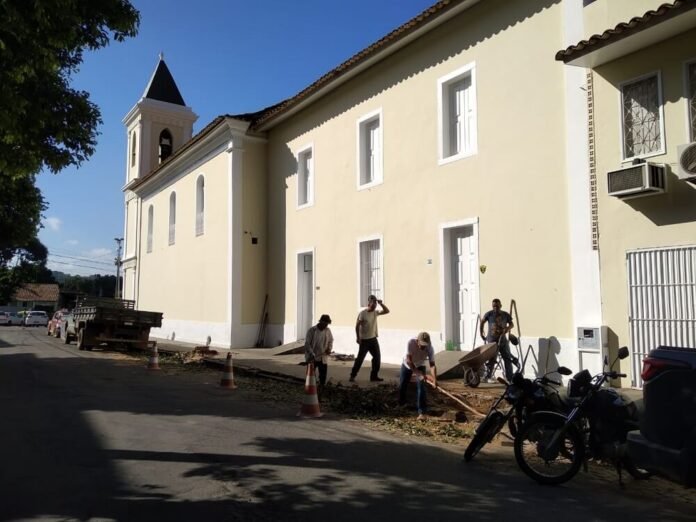 Árvores ao lado da Matriz Velha foram cortadas por ameaçar patrimônio histórico