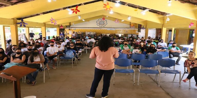 DIÁLOGO EM REDE: vice-governadora leva Agenda Mulher à escola de Marataízes