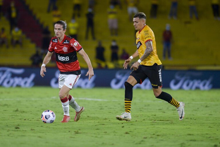 Destaque do Flamengo, Filipe Luís não errou passes nem cometeu faltas contra o Barcelona no Equador