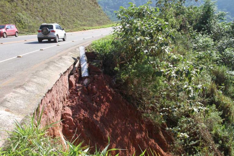 Erosão ameaça trecho da rodovia Rubens Rangel, em Mimoso do Sul