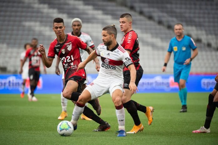 Finalistas nos torneios continentais, Flamengo e Athletico se enfrentam pelo Brasileirão