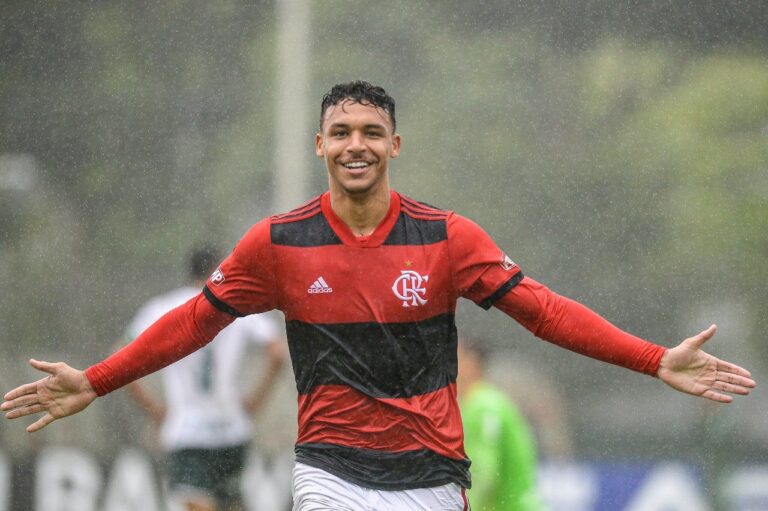 Flamengo atropela o Palmeiras na primeira semi da Copa do Brasil sub-17