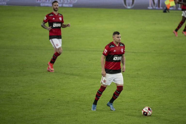 Hugo Moura volta ao Flamengo, mas não poderá jogar em 2021