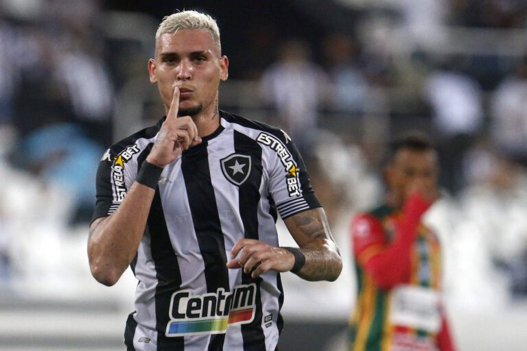 Atacante do Botafogo, Rafael Navarro é líder em participações diretas na Série B