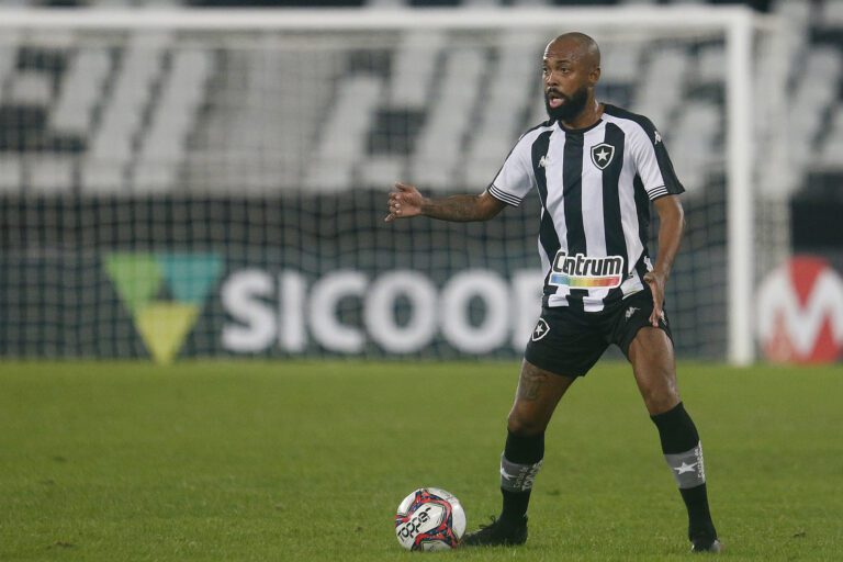 Chay, do Botafogo, reclama após sofrer entrada violenta contra o Goiás