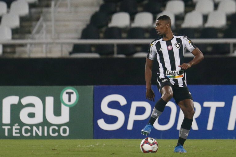 Kanu é absolvido pelo STJD e estará à disposição do Botafogo contra o Confiança