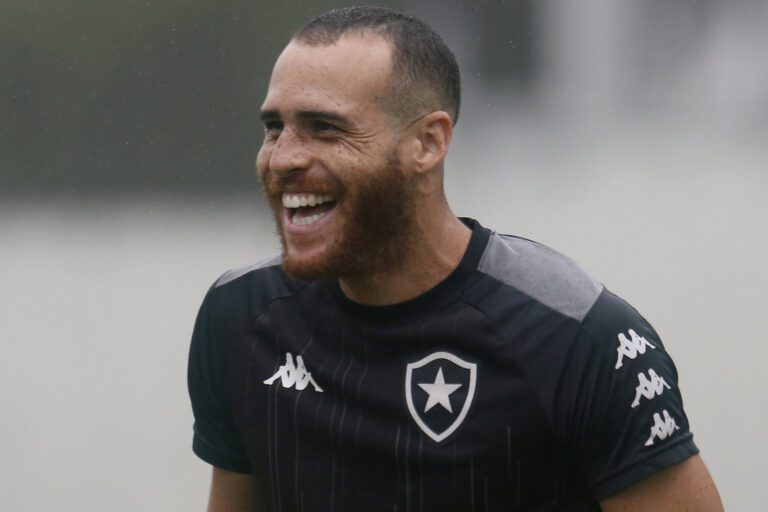 Pedro Castro treina e fica à disposição do Botafogo