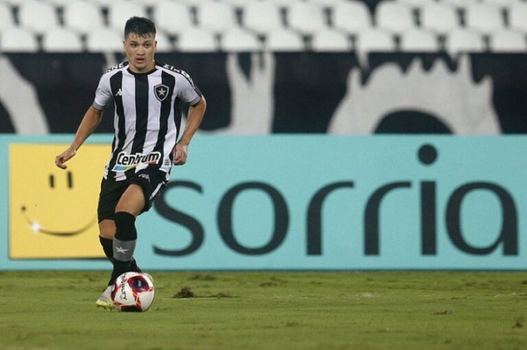 Ronald treina com o elenco do Botafogo e vira opção para o resto da temporada