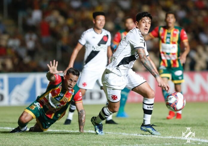 Vasco, com casa cheia, tenta vencer o líder Coritiba na Série B