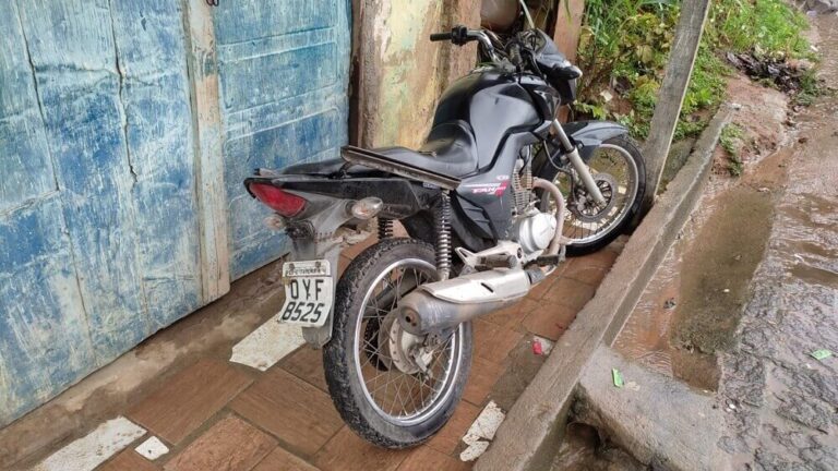Polícia recupera moto roubada e encontra pássaros silvestres no Village da Luz