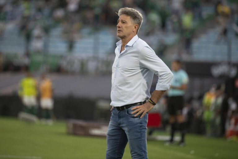 Após vice da Libertadores, Flamengo anuncia saída de Renato Gaúcho
