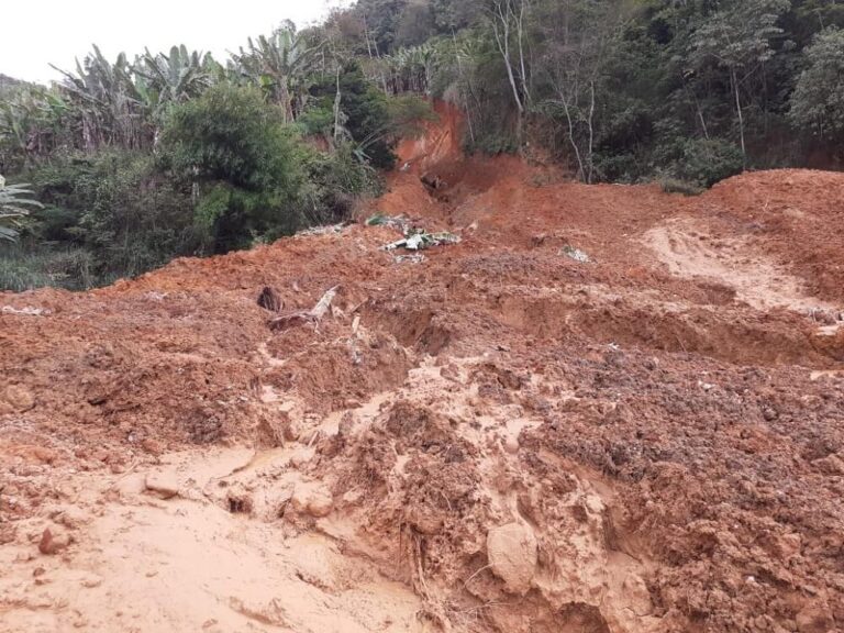 Cinco dias de interdição em rodovia de Iconha após deslizamento de barreira