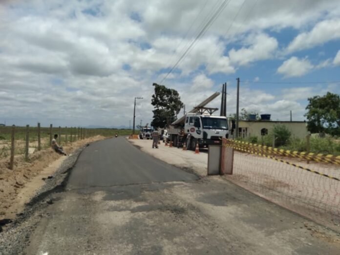 edp-retira-postes-no-meio-da-estrada-em-kennedy EDP retira postes que estavam no meio de estrada em Presidente Kennedy