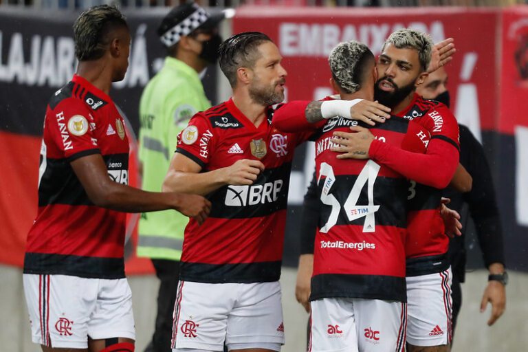 Flamengo vence o Ceará no reencontro com torcida e adia título do Atlético-MG