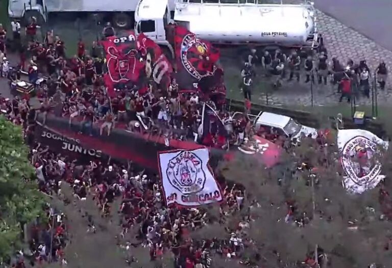 Ida de ônibus do Flamengo ao aeroporto tem confusão, torcedores no teto e festa