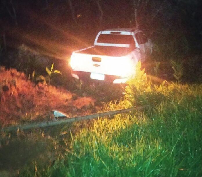 Motorista de Hillux despenca de 15 metros na rodovia Cachoeiro x Vargem Alta