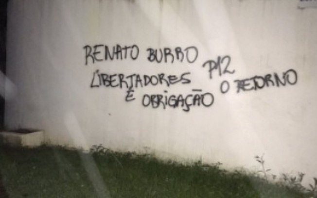 Muro do CT do Flamengo é pichado com críticas a Renato Gaúcho