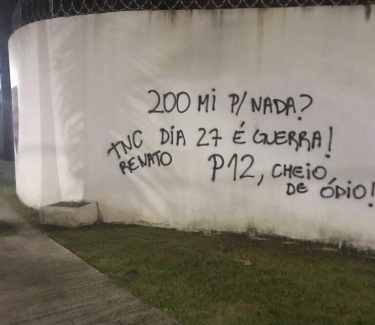 Muro do CT do Flamengo volta a ser pichado: “R$ 200 milhões pra nada?”