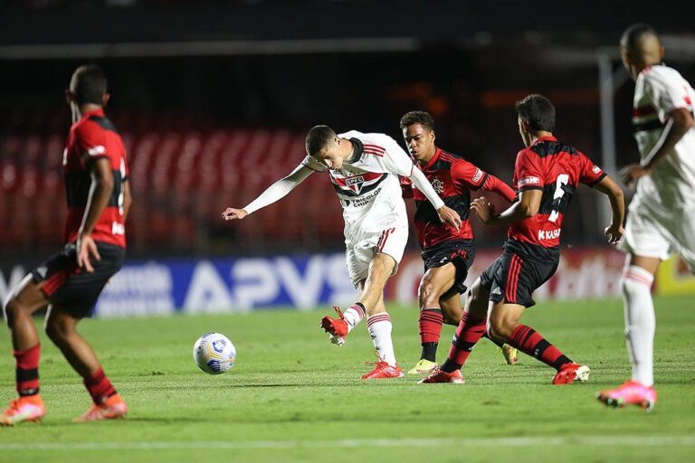 No Morumbi, São Paulo sofre virada e sai atrás do Flamengo pela final da Copa do Brasil sub-17
