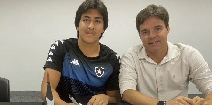 Atacante boliviano Rhenzo Alcón assina primeiro contrato profissional com o Botafogo