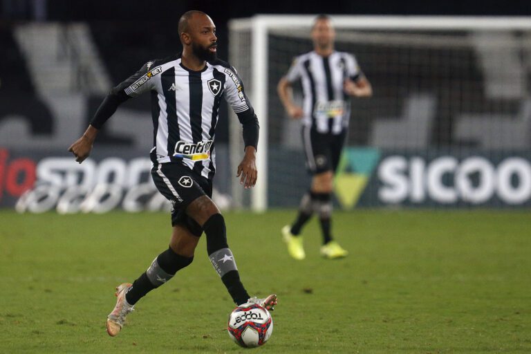 Chay não se recupera de lesão no tornozelo e desfalca o Botafogo