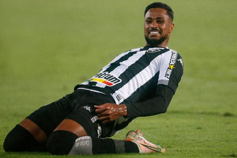 Diego Gonçalves celebra arrancada do Botafogo na Série B e apoio da torcida