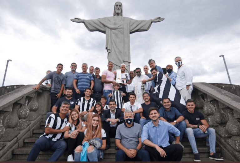 Elenco do Botafogo participa de cerimônia de benção no Cristo após título da Série B