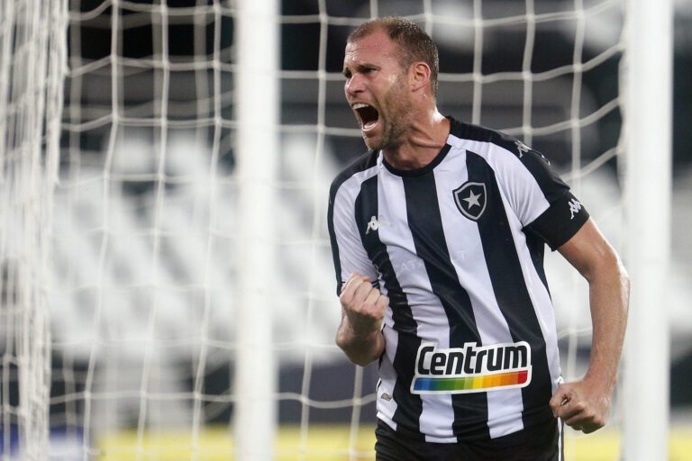 Joel Carli cita dever cumprido com o acesso do Botafogo: “Voltei ao clube para isso”