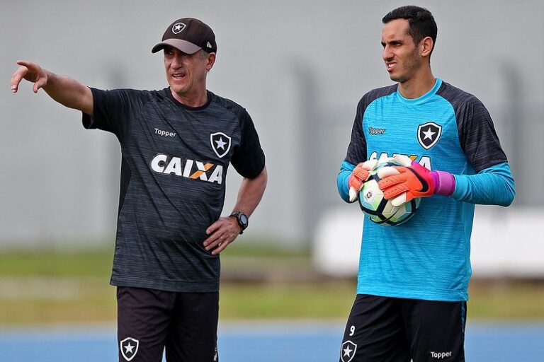Preparador de goleiros do Botafogo revela cautela com Gatito