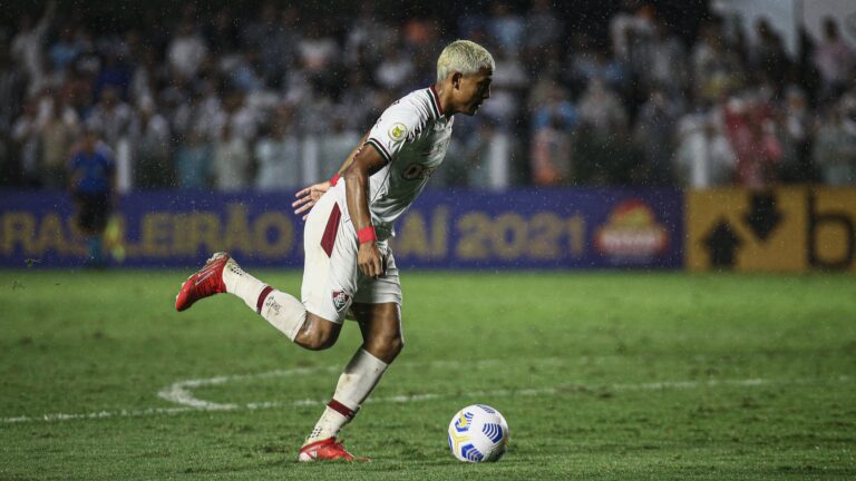 Suspenso contra o Ceará, John Kennedy destaca sofrimento por ficar só na torcida pelo Fluminense