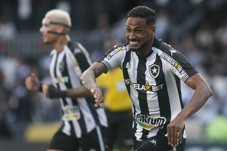 Com confusão em São Januário, Botafogo goleia Vasco por 4 a 0, vira líder da Série B e complica o rival