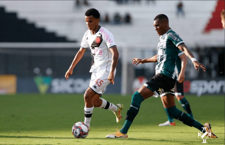 Suspenso, lateral Riquelme desfalca o Vasco diante do Botafogo