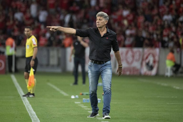 Renato Gaúcho volta criticar arbitragem após vitória do Flamengo