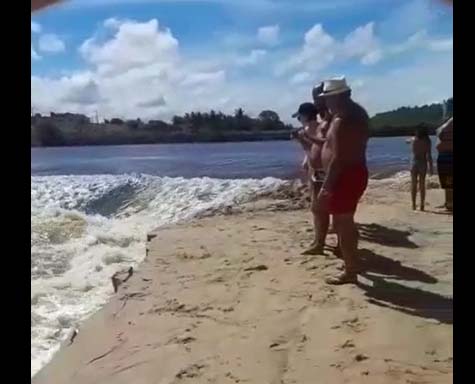 Rompimento da Lagoa do Siri surpreende banhistas em Marataízes