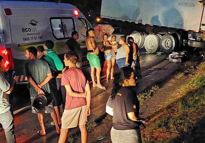 Após estourar o pneu, carreta se descontrola e bate na BR 101, em Rio Novo