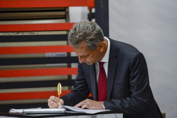 Após reeleição, Rodolfo Landim toma posse no Flamengo e fala sobre novo técnico