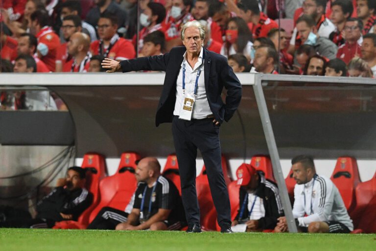 Auxiliar diz que Jesus se reuniu com Flamengo, mas que deseja permanecer no Benfica