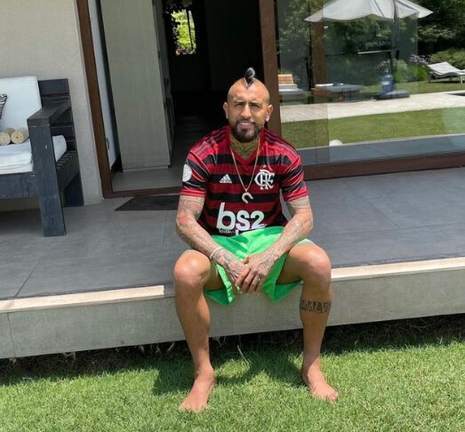 Em fim de contrato com a Internazionale, Vidal posta foto com camisa do Flamengo