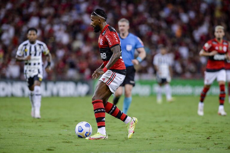 Flamengo estipula valor para negociar saída de Rodinei