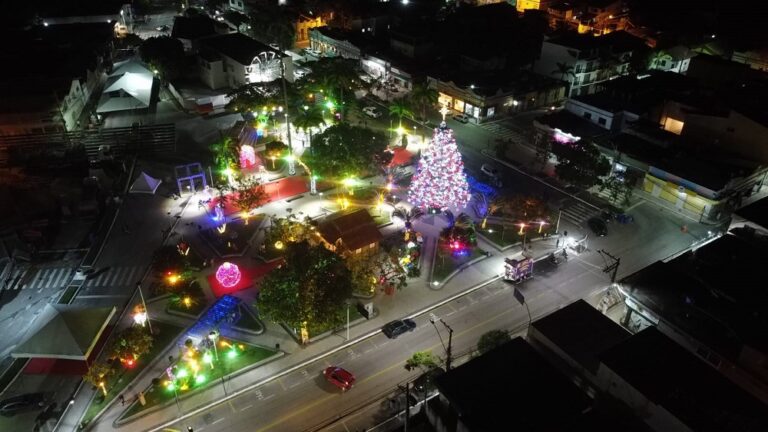 Itapemirim atrai moradores e turistas com decoração de 1 milhão de lâmpadas