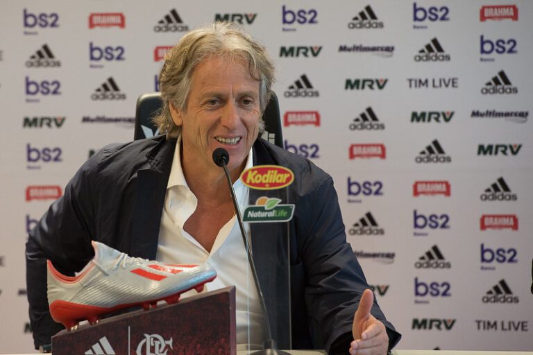 Jorge Jesus se reúne com diretoria e resolve deixar o Benfica