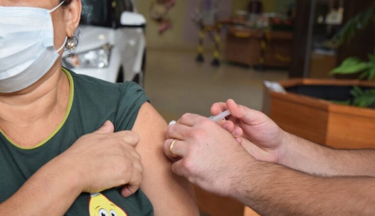 Mais de 325 mil pessoas foram vacinadas contra a Covid-19 em Cachoeiro