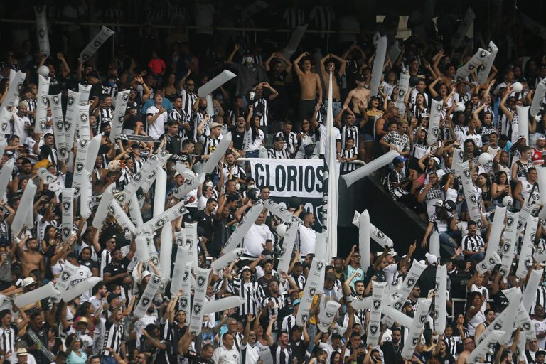 Investidor John Textor se anima com torcida do Botafogo