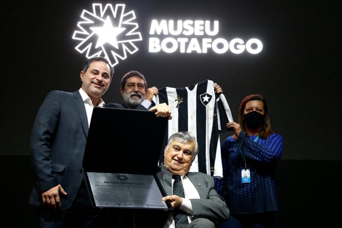 Presidente do Botafogo crava permanência de Enderson e Freeland