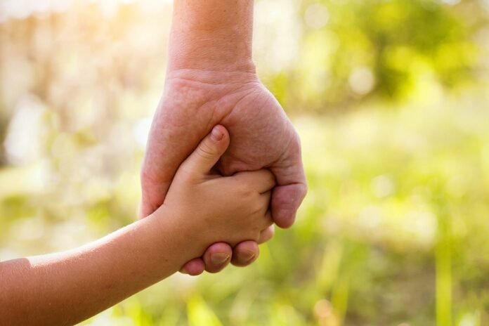 Projeto propõe prioridade para família acolhedora em fila de adoção