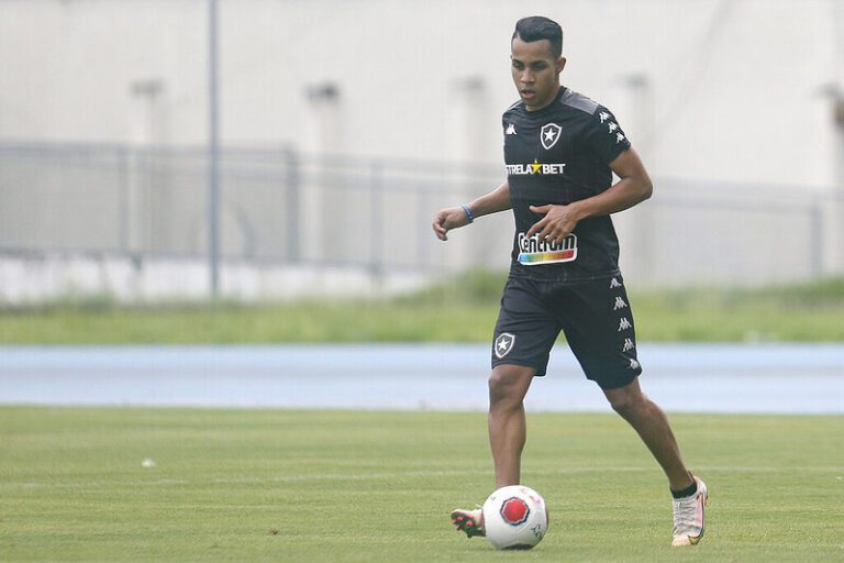 Botafogo anuncia a contratação do volante Breno, que estava no Goiás