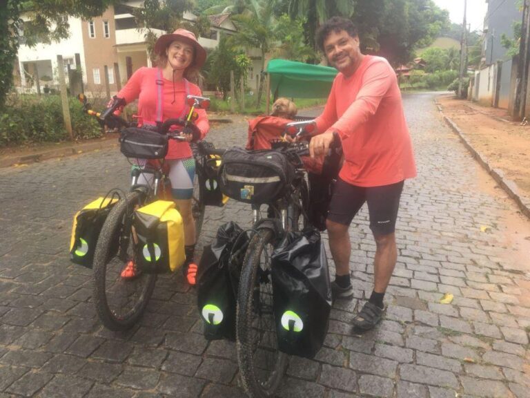 Após pedir demissão, casal de bancários quer viajar pelo mundo de bicicleta
