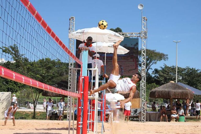 Atividades esportivas movimentam verão na praia de Itaoca, em Itapemirim