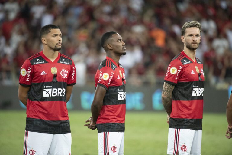 Flamengo cogita emprestar jogadores com pouco espaço no elenco