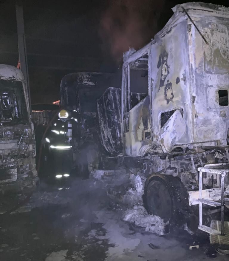 Incêndio destrói sete caminhões em oficina mecânica no bairro Monte Belo